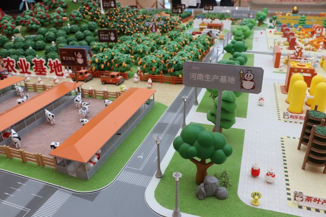 蜜雪冰城在农业生产基地附近建厂进行加工，目前共有5大生产基地，位于河南、海南、广...