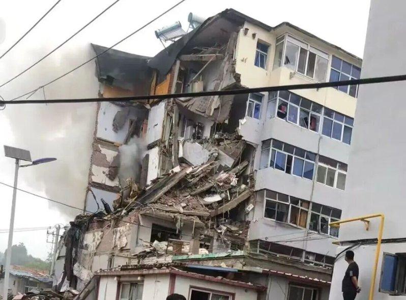 辽宁葫芦岛市南票区一处公寓大楼29日上午疑因液化气泄漏发生爆炸,造成3人失联、8... 辽宁葫芦岛市南票区一处公寓大楼29日上午疑因液化气泄漏发生爆炸,造成3人失联、8...