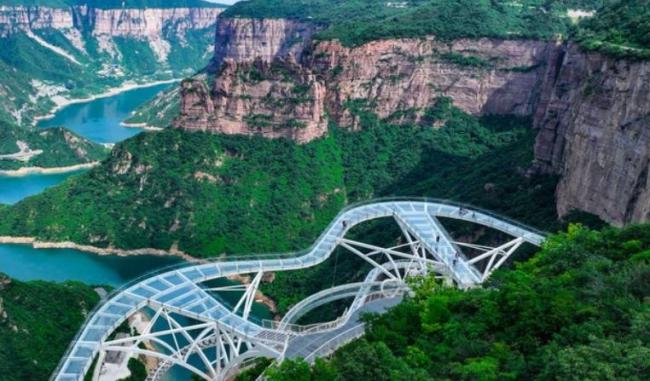 吓傻!中国5A景区“玻璃步道”被一把雨伞扎裂 吓傻!中国5A景区“玻璃步道”被一把雨伞扎裂