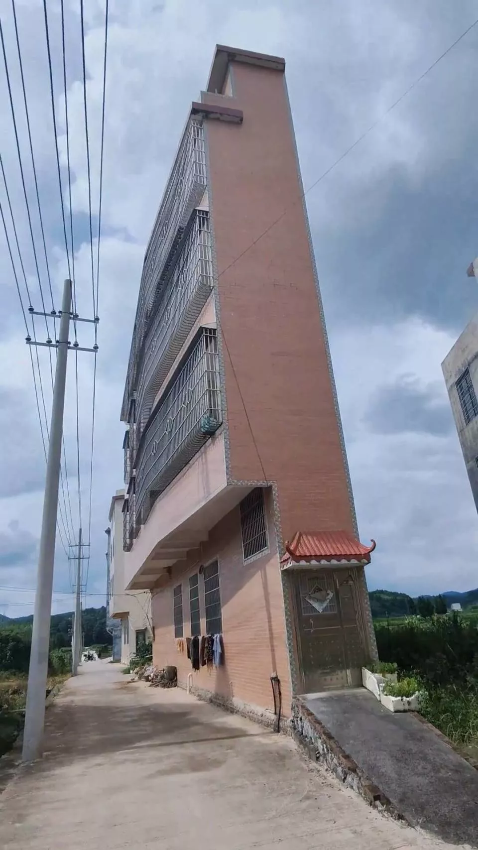 郴州一农村自建房走红，最窄处仅有一门宽