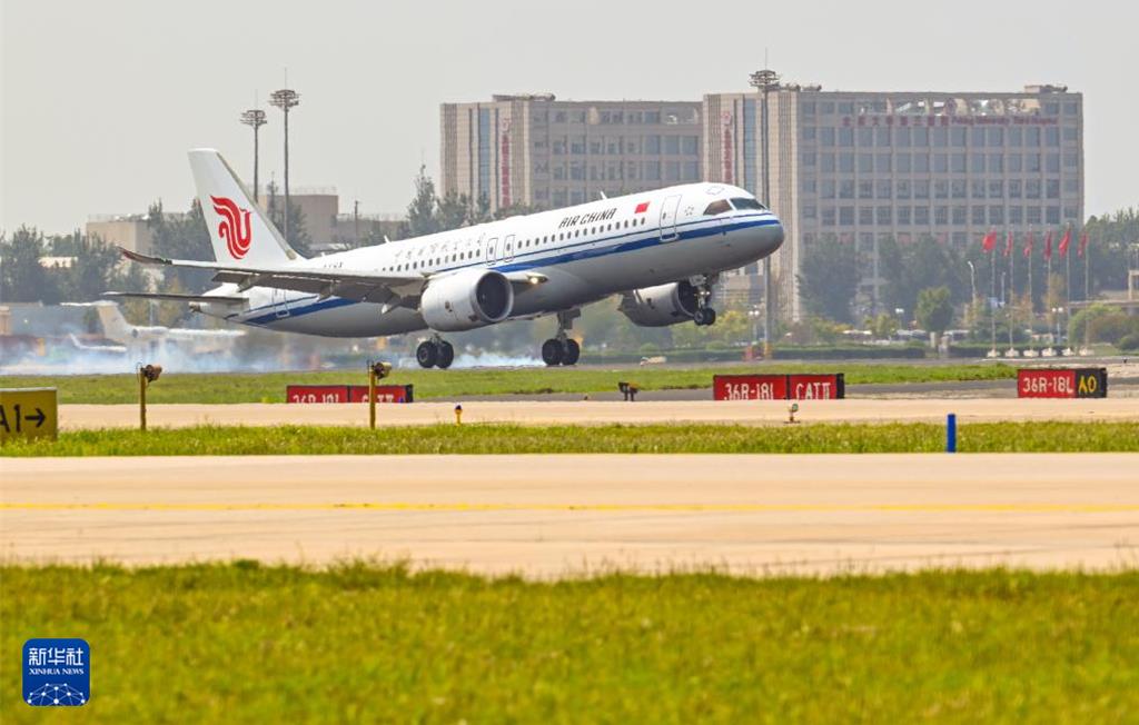 图为2024年8月29日中国国际航空首架C919降落北京首都国际机场。 （图/新华社）