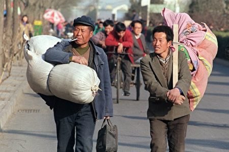 一个拿不到血汗钱的农民工被逼成杨佳，用自制的土炸弹去讨薪，结果炸伤了自己和他人被法院判了六年，更诡异的是，国内有关这个话题的报道和讨论遭到全 网封杀！看来中共最害怕出现杨佳这类不畏死的人，更害怕民间纷纷仿效自制炸弹！ 河北唐山农民工刘全因为56000元工资被 ...