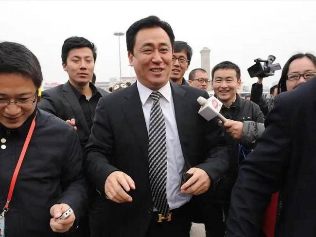 他是许家印亲哥 “寄生式”致富 如今成老赖