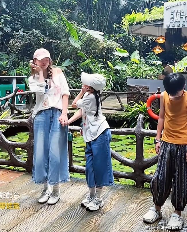家长晒出旅游照片,网:下半身用力过猛 家长晒出旅游照片,网:下半身用力过猛