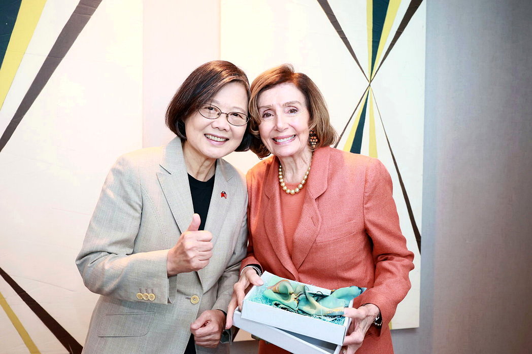 环时社评批前总统蔡英文访美是卖台行为。图为蔡英文赴美后会晤美国民主党籍前众议院议... 环时社评批前总统蔡英文访美是卖台行为。图为蔡英文赴美后会晤美国民主党籍前众议院议...