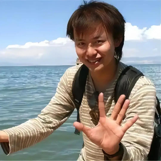 这位主动退学的博士生就是王垠。 王垠本是名副其实的天才学霸,人生开局堪称励志范本,高考时因发挥失常,他遗憾考入四川大学计算机专业,但从未懈怠学业。 凭借极强的自律和过人的天赋,他在本科期间稳居专业前列,毕业时凭借顶尖的专业成绩,成功