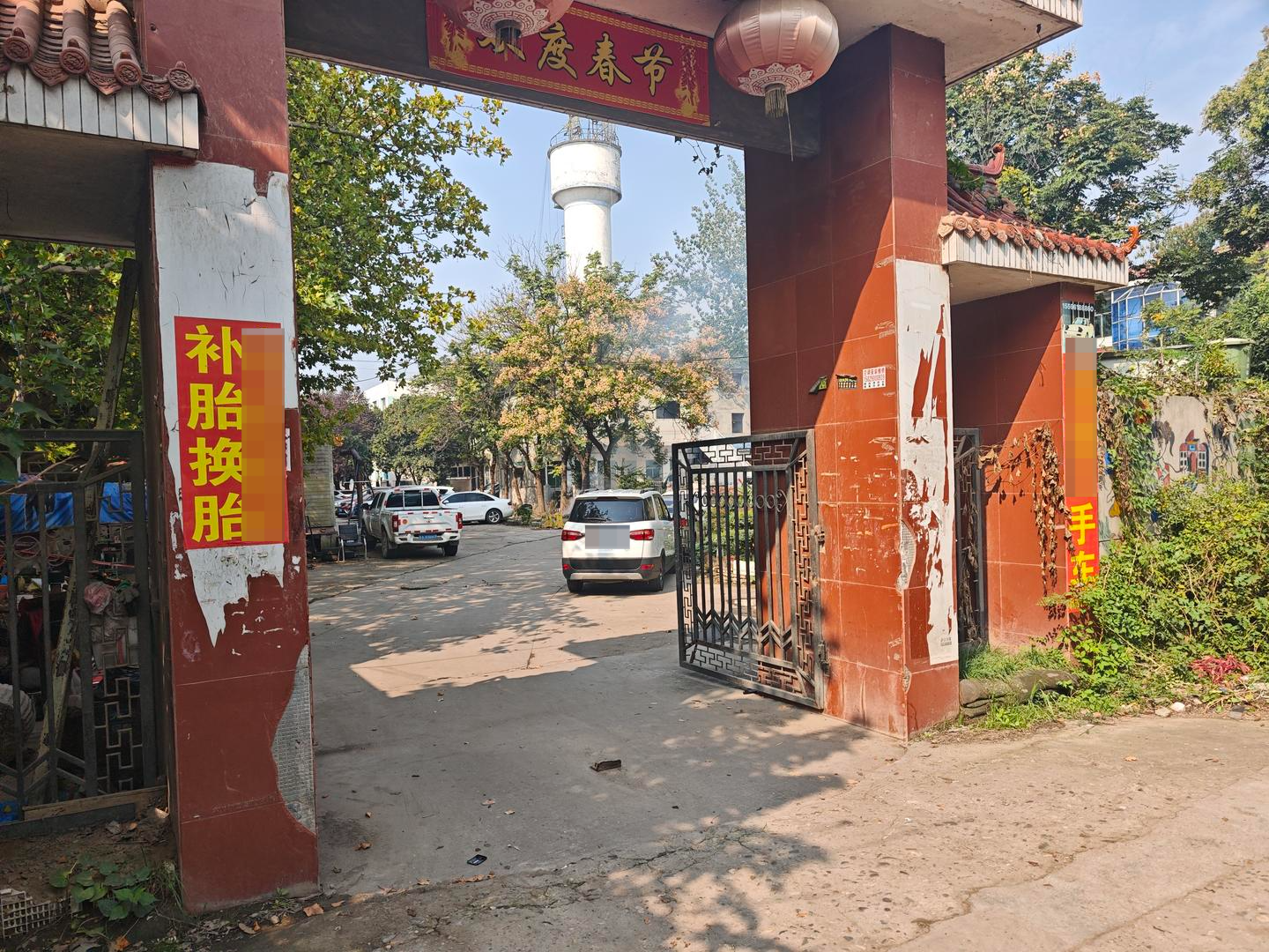▲这对母子今年8月之前所居住的居民楼大门