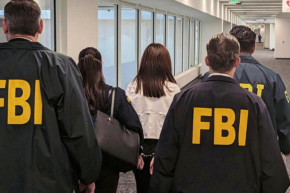 34歲美籍華裔房仲張婉瑩(中)遭控接受中國政府官員指示,監視總統賴清德在美國的兒子賴廷與及其家人,於10月4日在洛杉磯國際機場被捕。美聯社