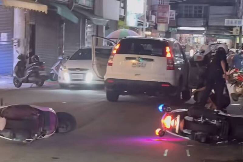 清水警分局员警上前拦下轿车,查获2名越南籍失联移工,讯后送移民署处置。(民众提供) 清水警分局员警上前拦下轿车,查获2名越南籍失联移工,讯后送移民署处置。(民众提供)