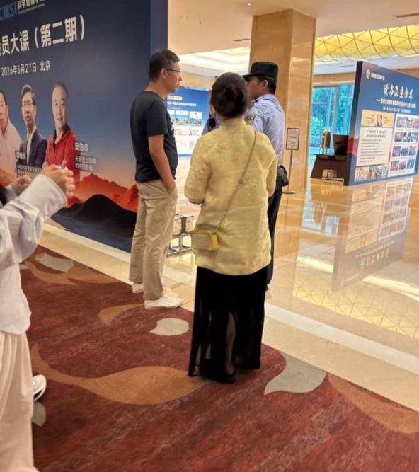 郑毓煌课程中被警察带出问话。（取自X）