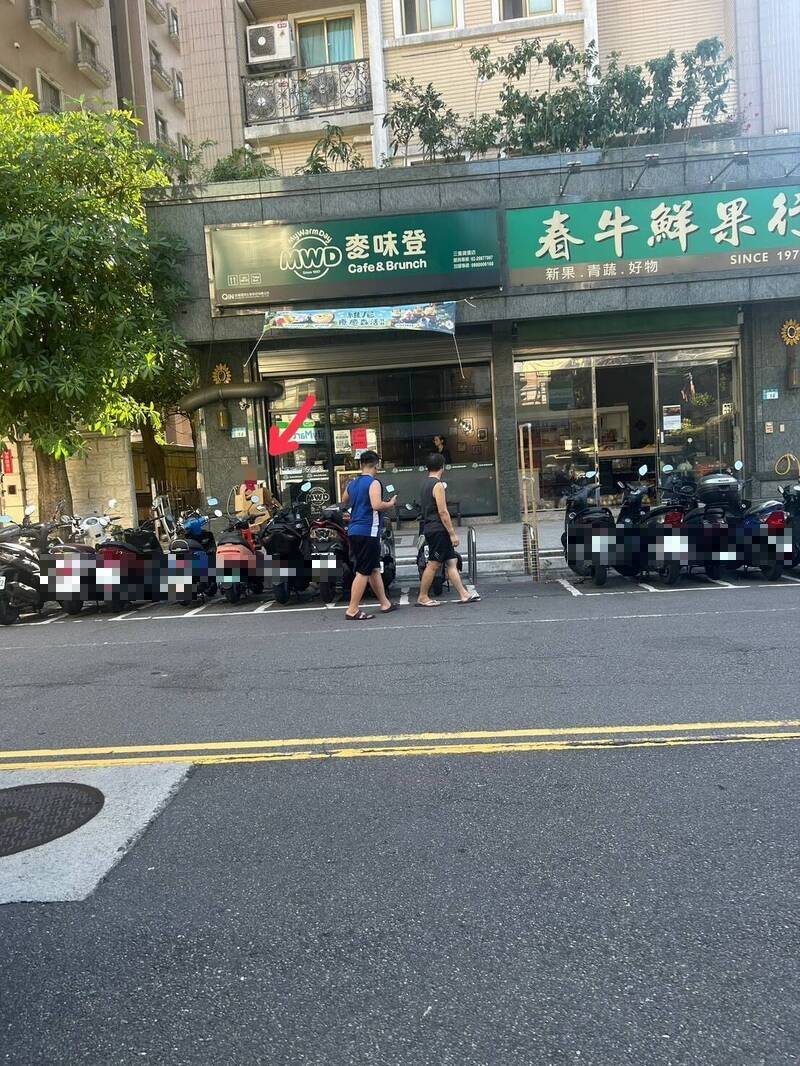 新北市三重传出管教不当,父亲、胞兄让女童背著写有「小偷、畜牲」字样纸板游街,还录影,路人见状制止报警,三重警方查获黄嫌违反保护令,当场逮捕,紧急安置女童。(记者吴仁捷翻摄) 新北市三重传出管教不当,父亲、胞兄让女童背著写有「小偷、畜牲」字样纸板游街,还录影,路人见状制止报警,三重警方查获黄嫌违反保护令,当场逮捕,紧急安置女童。(记者吴仁捷翻摄)