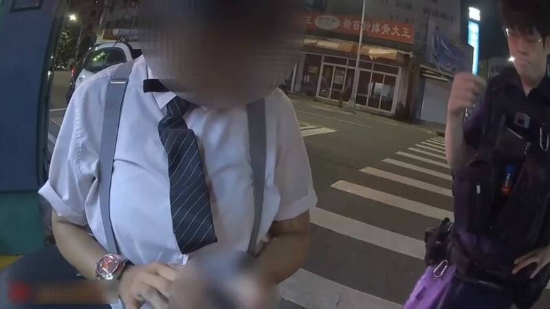 高雄简姓女骑士闯红灯遭拦查,自曝戒毒仍验出毒品反应。(民众提供) 高雄简姓女骑士闯红灯遭拦查,自曝戒毒仍验出毒品反应。(民众提供)