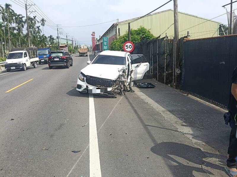 宾士休旅车逆向撞大货车。(里港警分局提供) 宾士休旅车逆向撞大货车。(里港警分局提供)